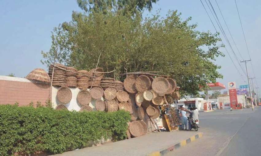 فیصل آباد: نڑوالا روڈ پر لکڑی کی ٹوکیاں فروخت کرنیوالوں ..