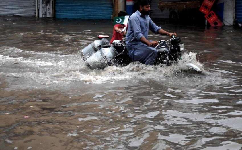 راولپنڈی: موسلا دھار بارش کے بعد ڈھوک کھبہ روڈ پر بارش کا ..