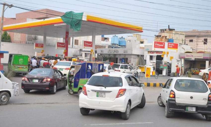 لاہور: شہر میں پٹرول کی قلت کے باعث شملہ پہاڑی چوک میں واقع ..