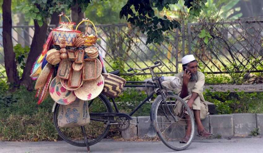 راولپنڈی: ایک محنت کش سائیکل پر گھریلو استعمال کی اشیاء ..