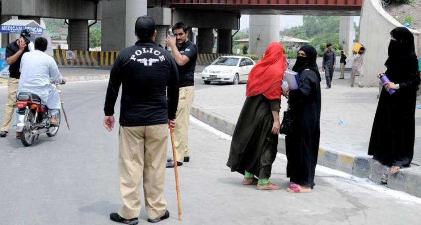 راولپنڈی: مسلم لیگ ن کی ریلی کے باعث دفاتر جانیوالی خواتین ..