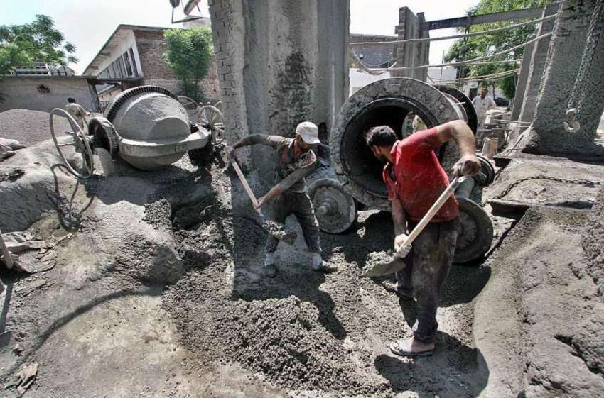 راولپنڈی: مزدور بلڈنگ مٹیریل تیار کر رہے ہیں۔