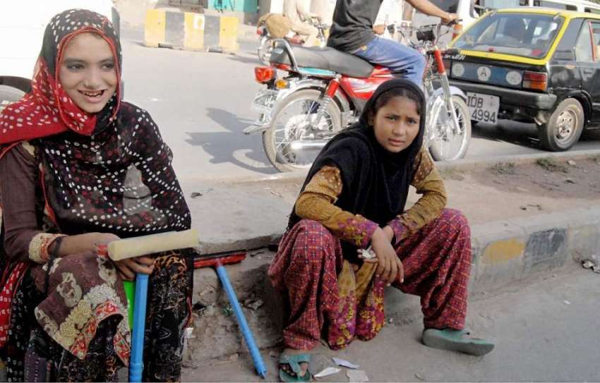 راولپنڈی: مڑیڑ چوک میں خانہ بدوش بچیاں وائپر لیے گاڑیوں ..