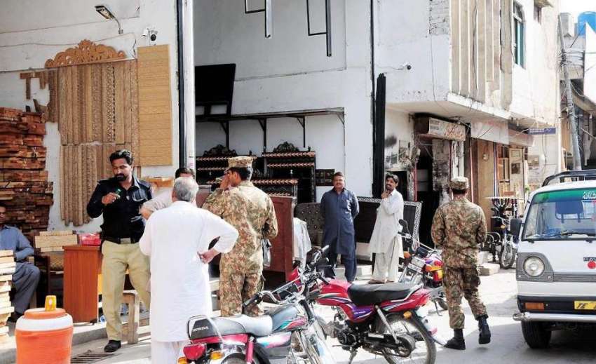 راولپنڈی: مردم شماری ٹیم شہریوں کے کوائف اکٹھے کر رہی ہے۔