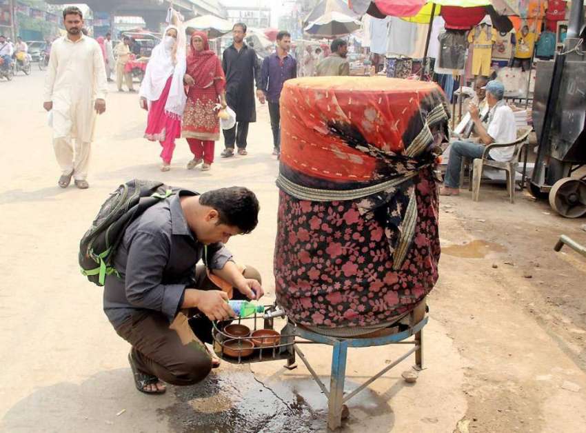 لاہور: پیر مکی روڈ پر ایک طالبعلم پینے کے لیے بوتل میں ٹھنڈا ..