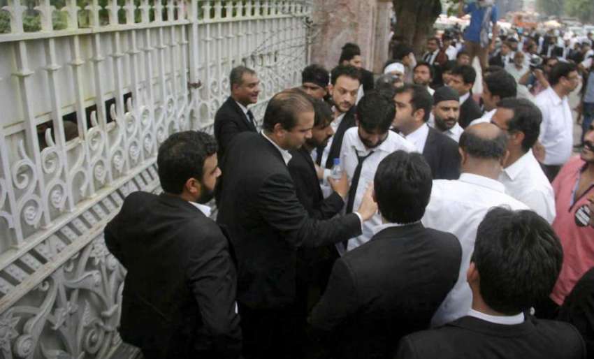 لاہور: وکلاء ہنگامہ آرائی کے بعد دوبارہ ہائیکورٹ کے اندر ..