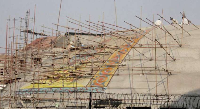 لاہور: مزدور پنجاب اسمبلی کی نئی عمارت کے تعمیراتی کام میں ..