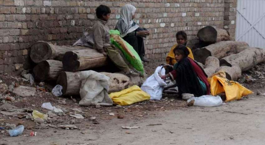 راولپنڈی: کچرے کے ڈھیر سے کارآمد اشیاء تلاش کرنے والے بچے ..