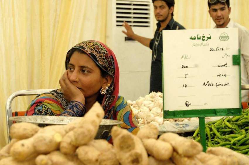 راولپنڈی: شمس آباد سستا رمضان بازار میں خاتون سٹال لگائے ..
