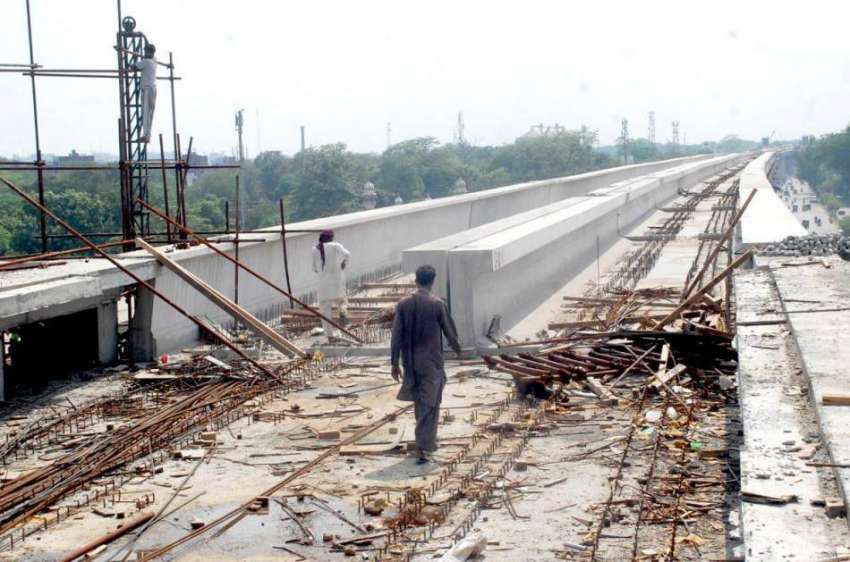 لاہور: اورنج لائن میٹرو ٹرین منصوبے کے زیر تعمیر پل کا منظر۔