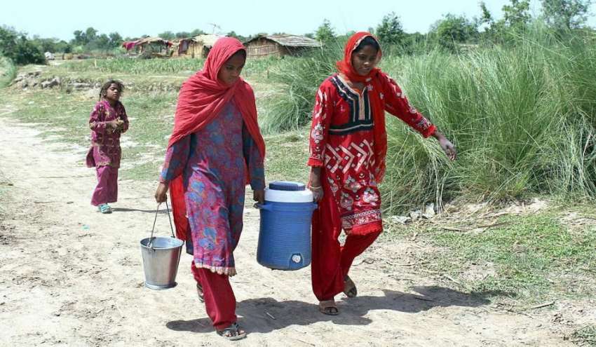 ملتان: خانہ بدوش خواتین پینے کا پانی بھر کر لیجا رہی ہیں۔