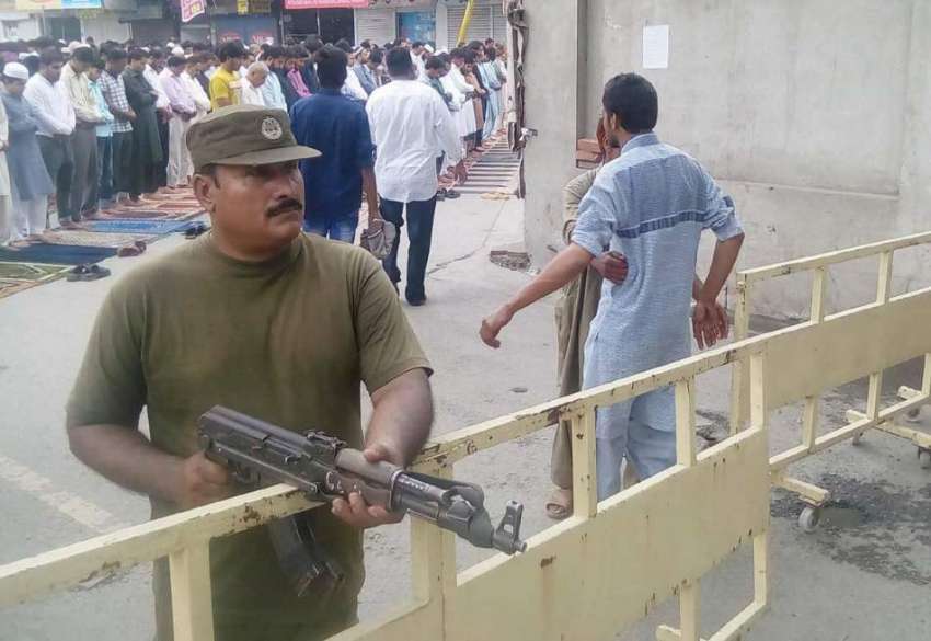 لاہور: مسجد شہدا میں نماز جمعہ کی ادائیگی کے موقع پر پولیس ..