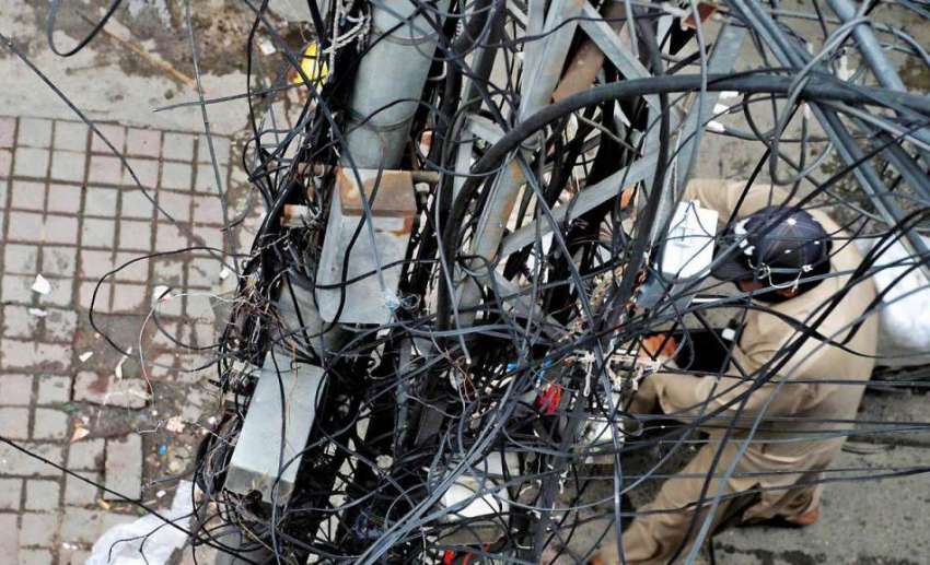 راولپنڈی: موتی بازار میں ایک پول پر بجلی اور فون کی بے ہنگم ..