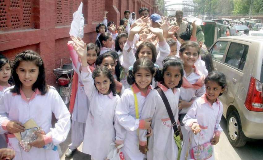 لاہور: طالبات چھٹی کے بعد موسم گرم کی آج سے شروع ہونے والی ..