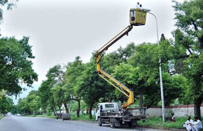 اسلام آباد: سی ڈی کے زیر اہتمام سٹریٹ لائٹس مرمت کی جا رہی ..
