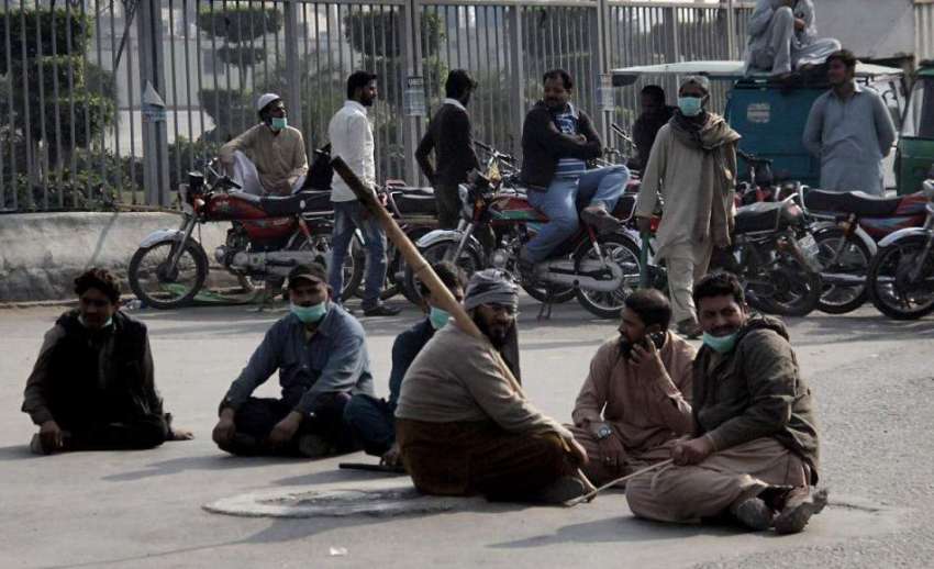 لاہور: مذہبی جماعت کے کارکن شاہدرہ کے قریب سڑک کے درمیان ..