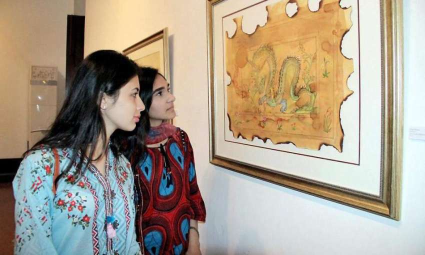 لاہور: نیشنل کالج آف آرٹس میں لڑکیاں پیٹنگ کی نمائش دیکھ ..
