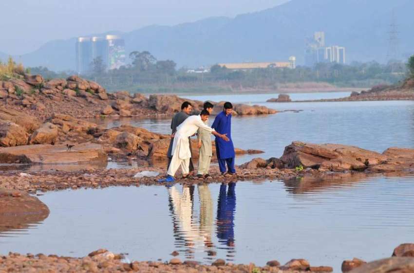 اسلام آباد: پانی کی کمی کے باعث راول ڈیم خشک پڑا ہے۔