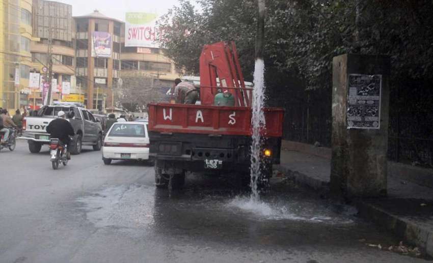لاہور: شملہ پہاڑی کے قریب نصب سرکاری نل سے پانی بہہ کر ضائع ..