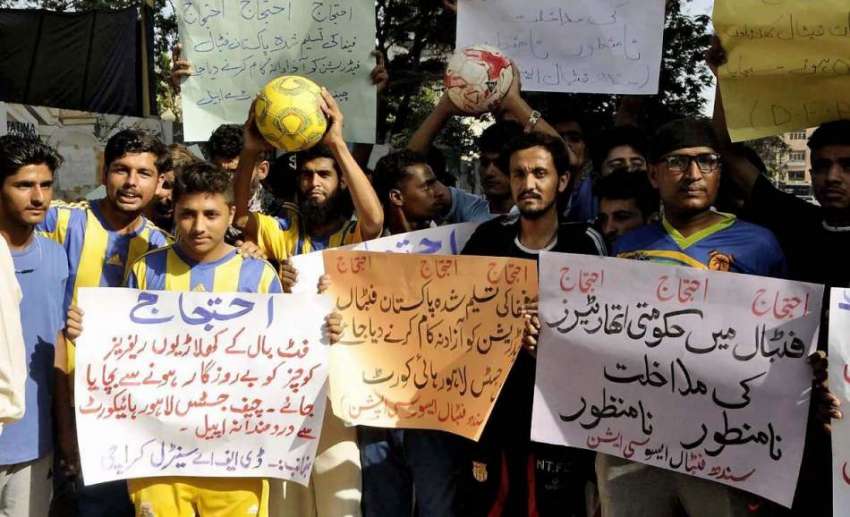 کراچی: کراچی پریس کلب کے سامنے مختلف علاقوں سے فٹبال ایسوسی ..