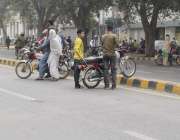 لاہور: مال روڈ پر احتجاج کے باعث راستہ بند ہونے کی وجہ سے موٹر سائیکل ..