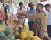 لاہور:چیئرمین پرائس کنٹرول کمیٹی میاں عثمان گارڈن ٹاؤن کی اوپن مارکیٹوں ..