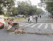 لاہور: مذہبی جماعت کے احتجاج کے باعث مال روڈ کو رکاوٹیں کھڑی کر کے بند ..