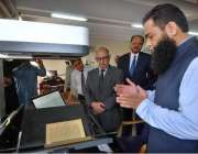 اسلام آباد: وزیر اعظم کے مشیر عرفان صدیقی نیشنل لائبریری کا دورہ کر ..