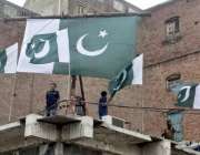 لاہور: انارکلی کے قریب دکان کی چھت پر قومی پرچم لہرا رہے ہیں۔