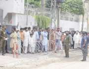 لاہور: عام انتخابات 2018  حلقہ این اے124میں ووٹرز پولنگ اسٹیشن کے باہر ..