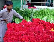 حیدر آباد: دکاندار گاہکوں کو متوجہ کرنے کے لیے فلاور بکے سجا رہا ہے۔