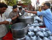 راولپنڈی: ریڑھی بان فروخت کے لیے مشروب تیار کررہاہے۔