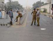 لاہور: مذہبی جماعت کے احتجاج کے باعث مال روڈ کی طرف جانیوالے راستے کو ..