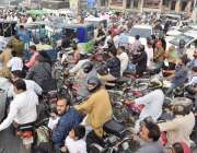 لاہور: مذہبی جماعت کے احتجاج کے باعث شملہ پہاڑی چوک میں ٹریفک جام کا ..