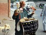 لاہور: ایک معمر شخص ہینڈ میڈ اشیاء فروخت کررہا ہے۔