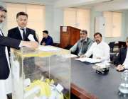 پشاور: سپریم کورٹ بار ایسوسی ایشن کے موقع پر وکلاء اپنا ووٹ کاسٹ کر ..