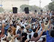 لاہور: تحریک لبیک کے زیر اہتمام مال روڈ پر دھرنے میں شریک کارکن نعرے ..