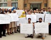 پشاور: ایپکا پبلک سروس پشاور کے ملازمین مطالبات کے حق میں احتجاج کر ..