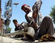 پشاور: محنت کش ٹیوب ویل مرمت کرنے میں مصروف ہے۔