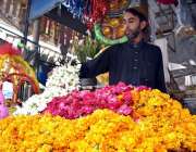 پشاور: دکاندار قبرستان کے باہر گاہکوں کو متوجہ کرنے کے لیے پھول اور ..