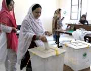 راولپنڈی: عام انتخابات 2018  کے موقع پر ایک خاتون اپنا ووٹ کاسٹ کر رہی ..