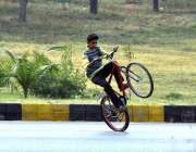 راولپنڈی: ایک نوجوان سائیکل پر ون ویلینگ کر رہا ہے جو کسی حادثے کا باعث ..