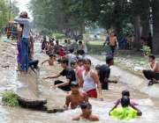 فیصل آباد: گرمی کی شدت کم کرنے کے لیے نوجوان بڑی تعداد میں نہر میں نہا ..