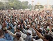 لاہور: تحریک لبیک کے زیر اہتمام مال روڈ پر دھرنے میں شریک کارکن نعرے ..