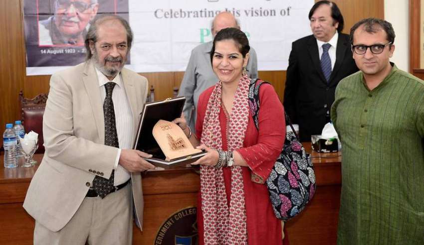 لاہور: گورنمنٹ کالج یونیورسٹی میں بھارتی صحافی کلدیب نائیر ..