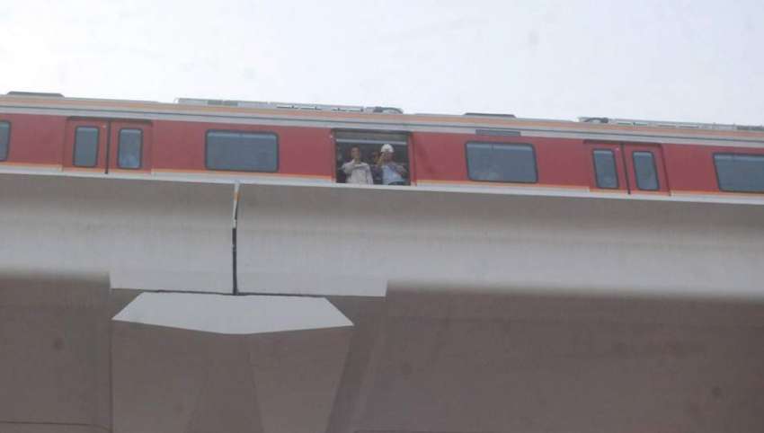 لاہور: اورنج لائن میٹرو ٹرین آزمائشی سروس کے افتتاح کے بعد ..