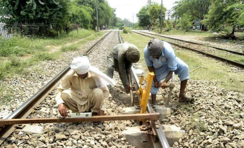 لاہور: ریلوے ملازمین ٹریک کی مرمت کے کام میں مصروف ہیں۔