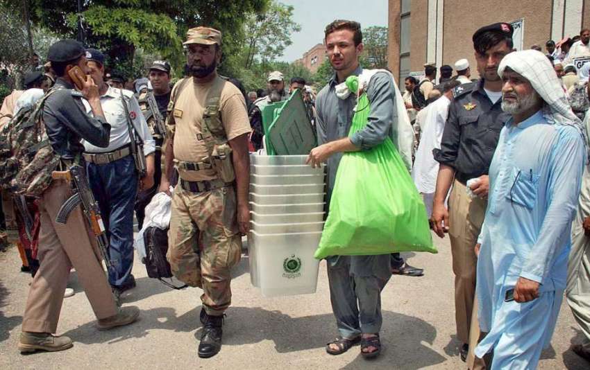 پشاور: پاک فوج کی نگرانی میں پولنگ کا سامان لیجایا جا رہا ..