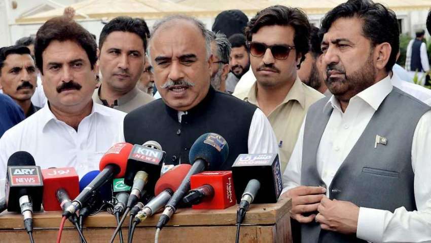 پشاور: نو منتخب رکن صوبائی اسمبلی شاہ فرمان میڈیا سے گفتگو ..