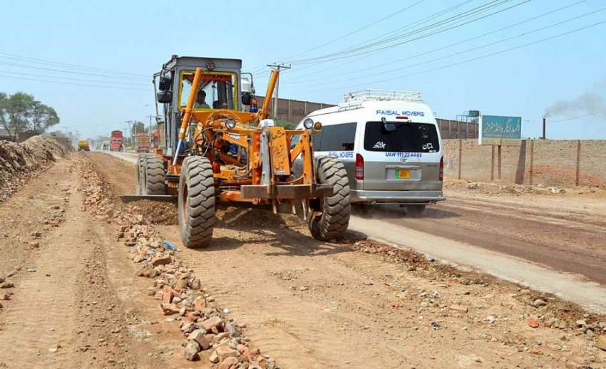 ملتان: شجاع آباد روڈ پر جاری تعمیراتی کام کا منظر۔